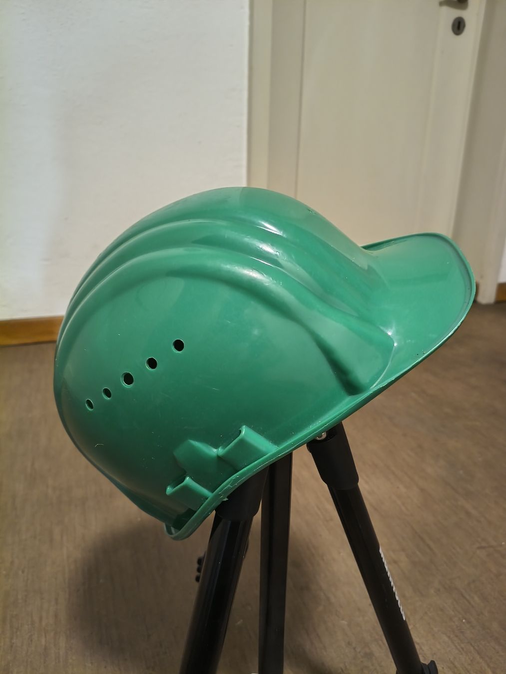 Visage & Oreilles: Green Safety Helmet, Good Condition – D'occasion à Zürich par TrainLine 3