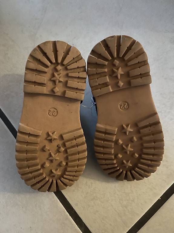 Fila Scarpe per ragazze: Fila Schuhe Grösse 22 Mädchen – Usato da Gunzwil venduto da Mercurina82 1