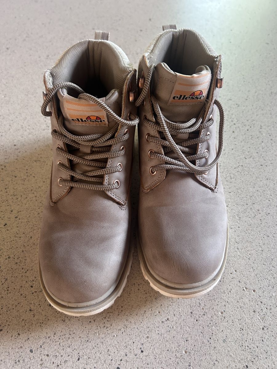 Schuhe für Mädchen: Ellesse Schnürstiefel Grösse 36 – Gebraucht aus Seewil von zorro72