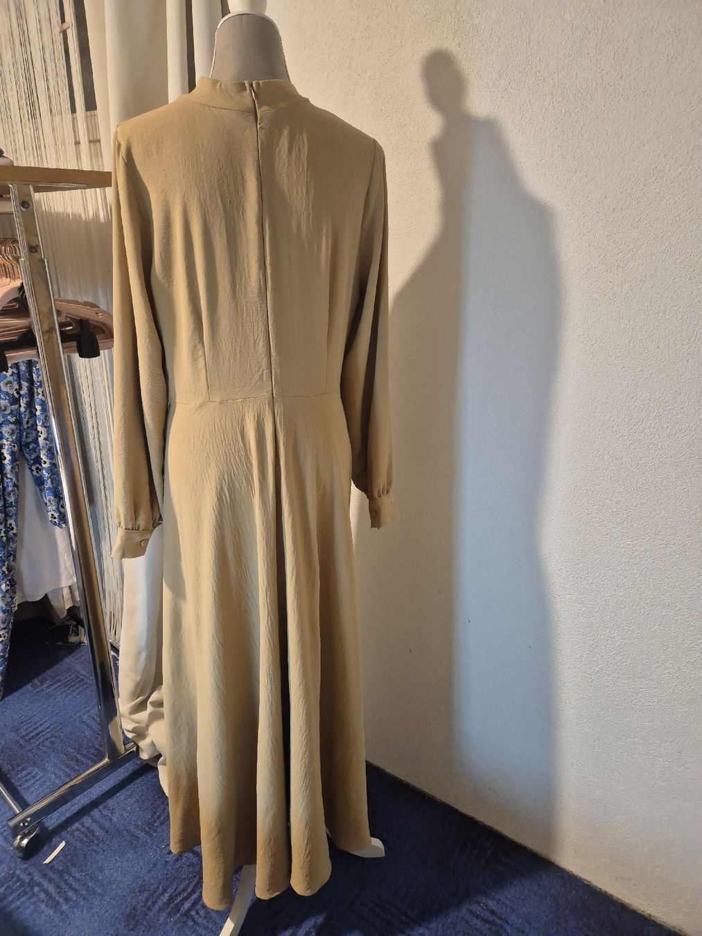 Vestiti: Kleid lang beige mit Bindegürtel, gebrauchter Zustand – Usato da Zürich venduto da Drago670 2