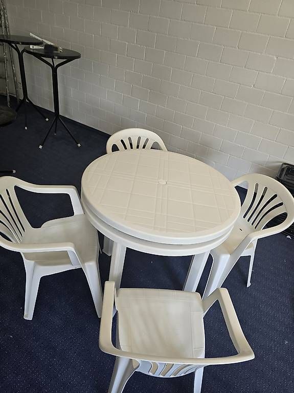Set di tavolo e panche: Garten Tisch mit 4 Stühlen – Usato da Hagendorn venduto da tallytally