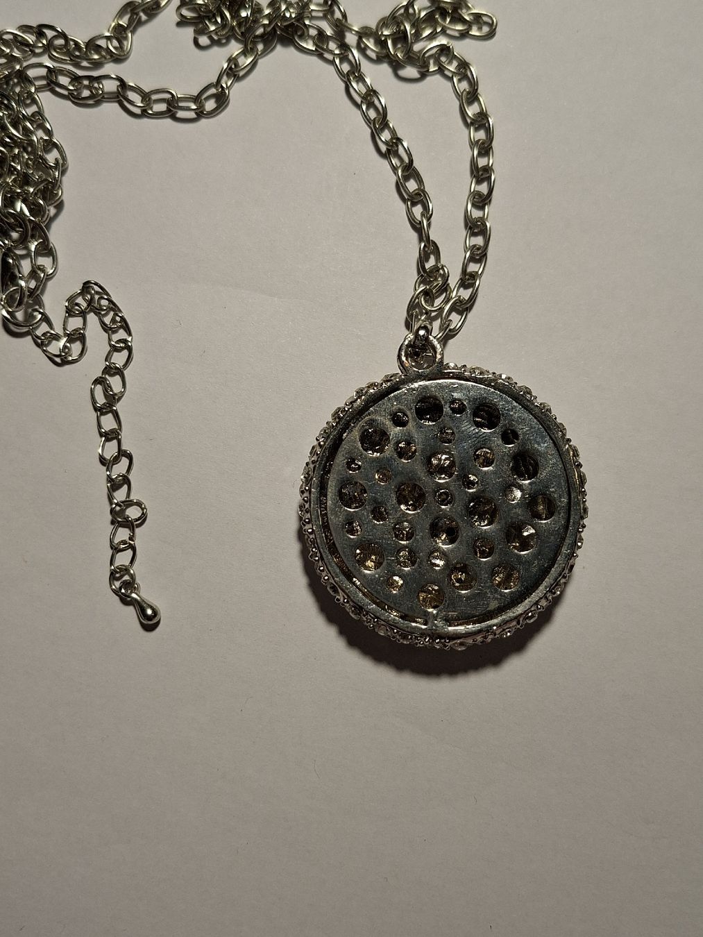 Colliers: Silberfarbene Kette mit glitzerndem Anhänger – D'occasion à St. Gallen par Jawals 1
