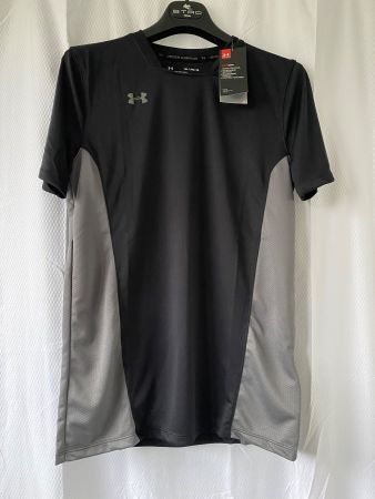 Nagelneues UNDER ARMOUR Sport T-Shirt Boys