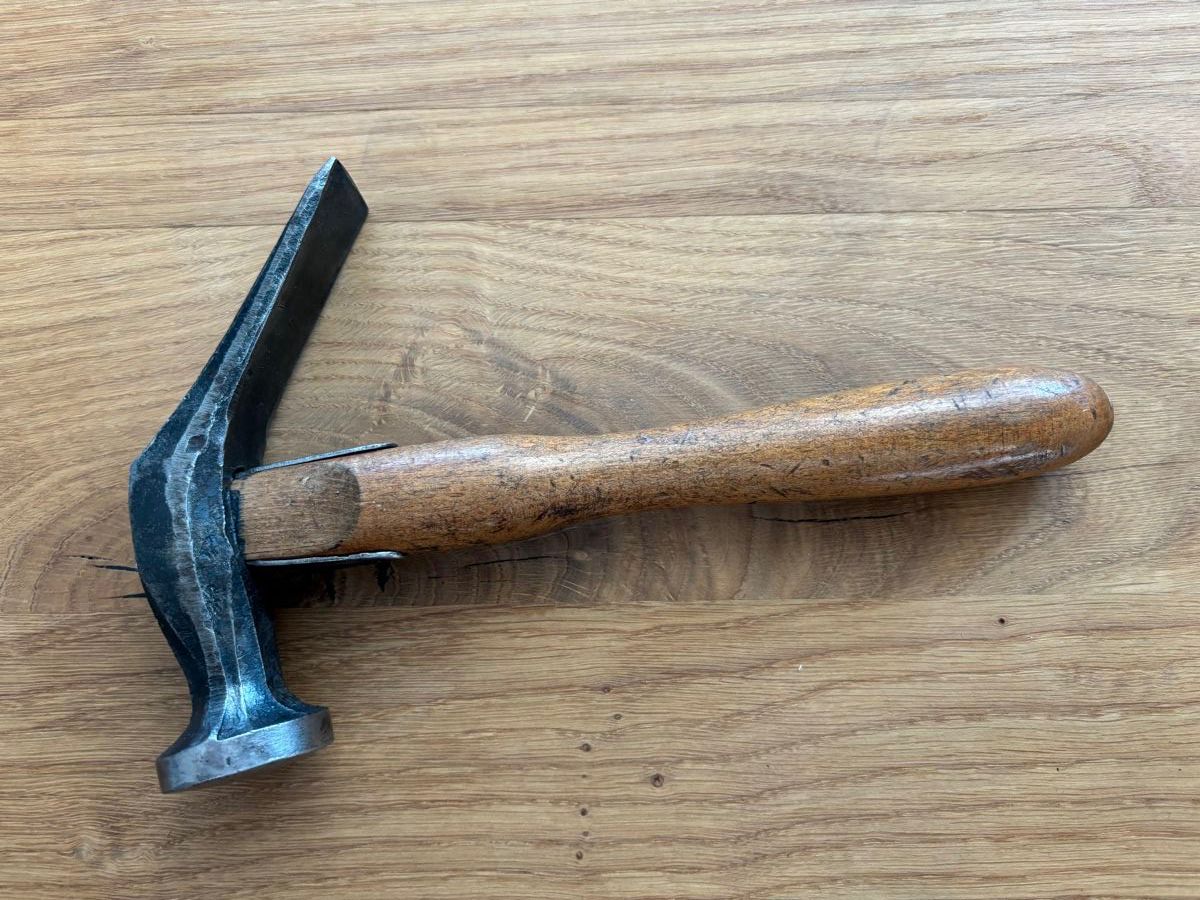 Alle Werkzeuge: Antiker Schusterhammer – Gebraucht aus Oberdorf NW von flufra