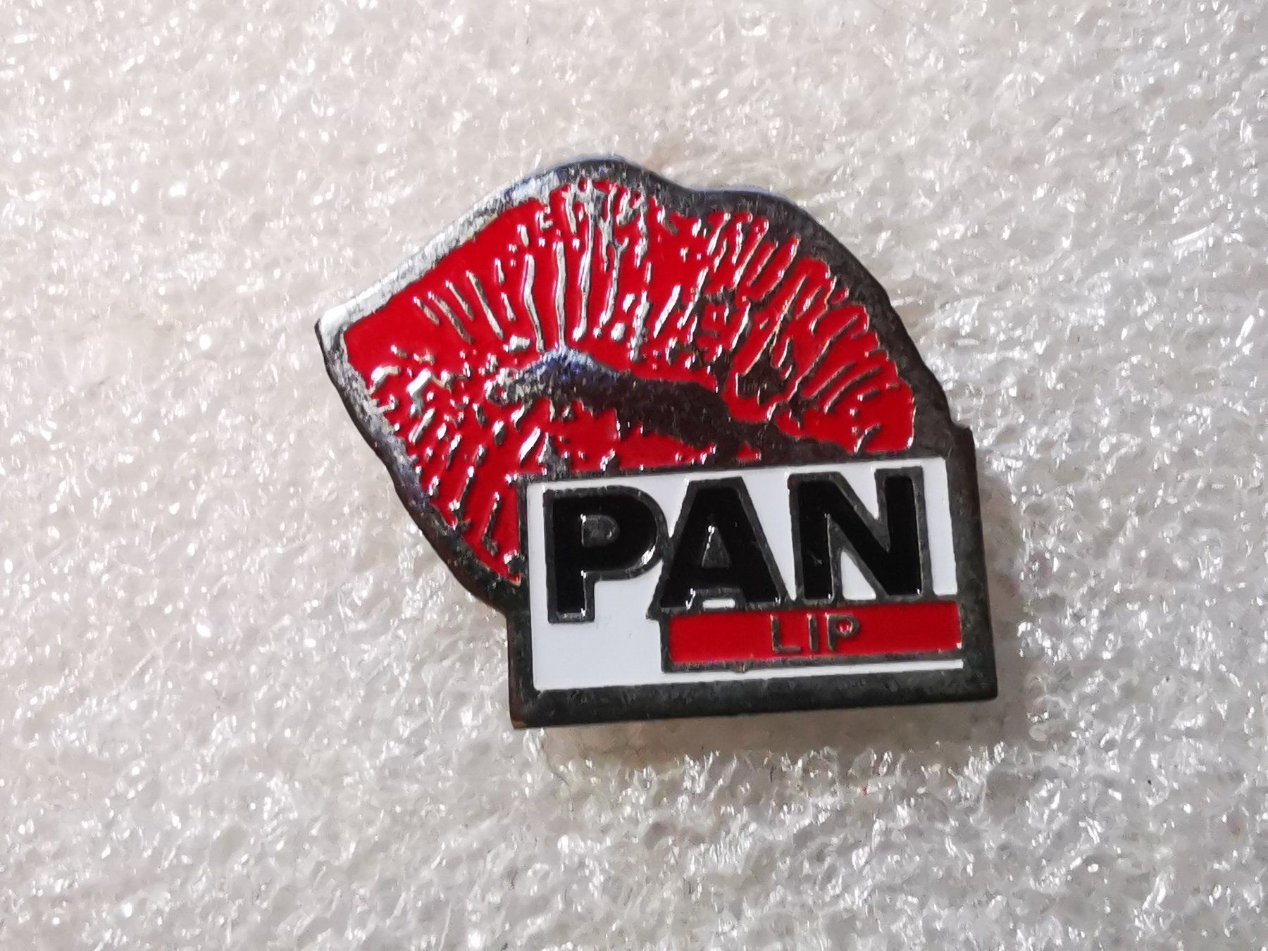 Placchette & Badge: Ansteckpin 20: PAN lip – Usato da Oppligen venduto da Pin-Fall-Shop