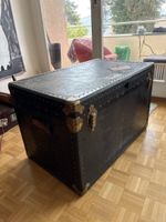 Truhe mit Griffen und Riegeln dunkel Zustand gut