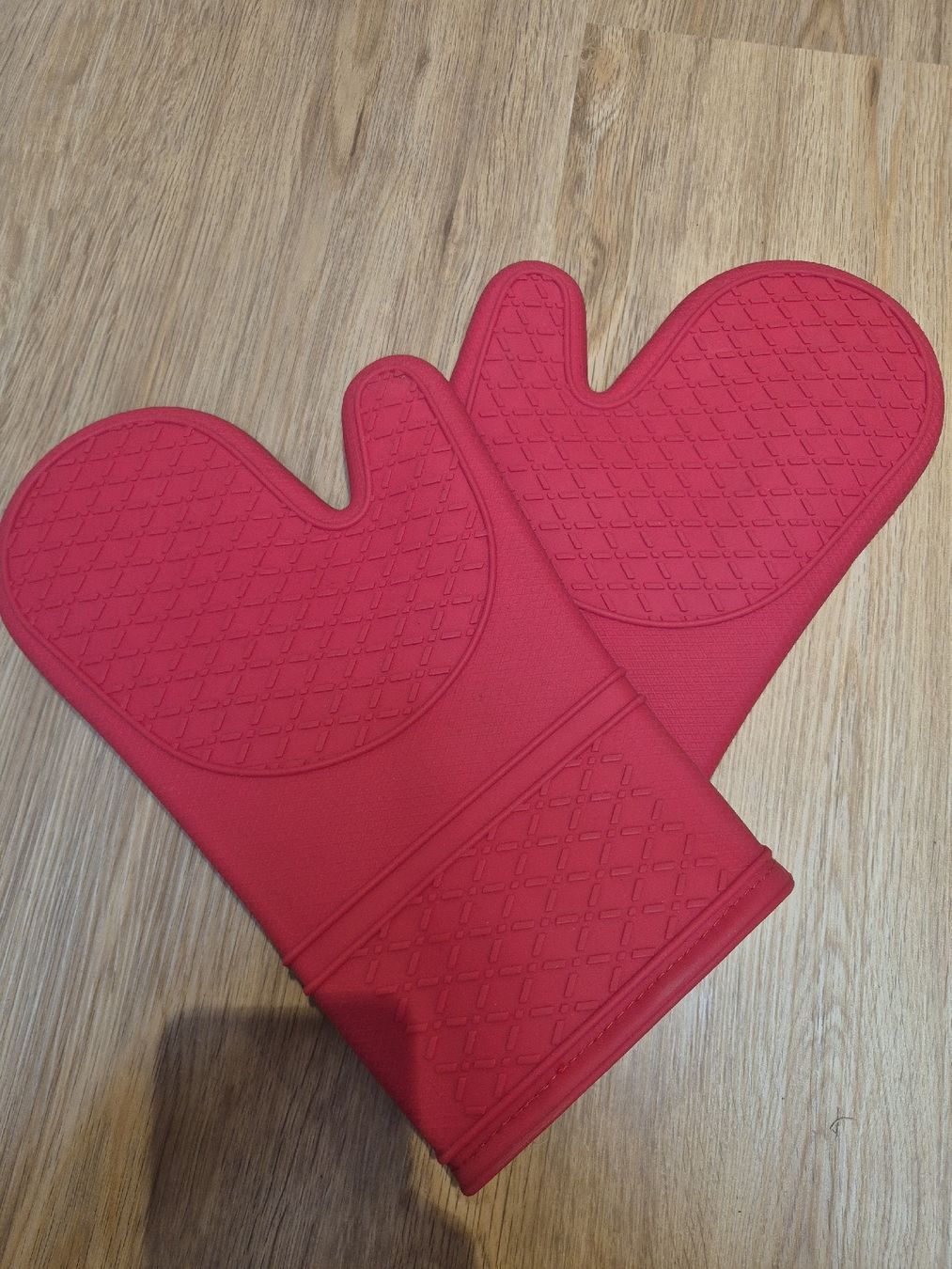 Guanti & manicotti: Backhandschuhe Rot Silikon Hitzebeständig 2 Stück – Usato da St. Gallen venduto da ali_tms5