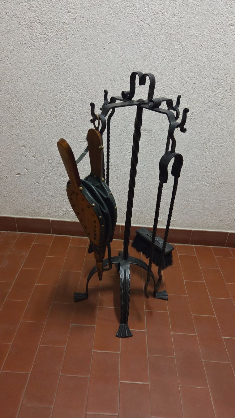 Tutti gli attrezzi: Outils de cheminée en fer forgé ancien – Usato da Corseaux venduto da 4CAHUETE 3