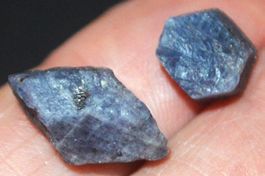 Mineralien Set L-8473 – 2 Stück Korund Saphir 22.60 Karat