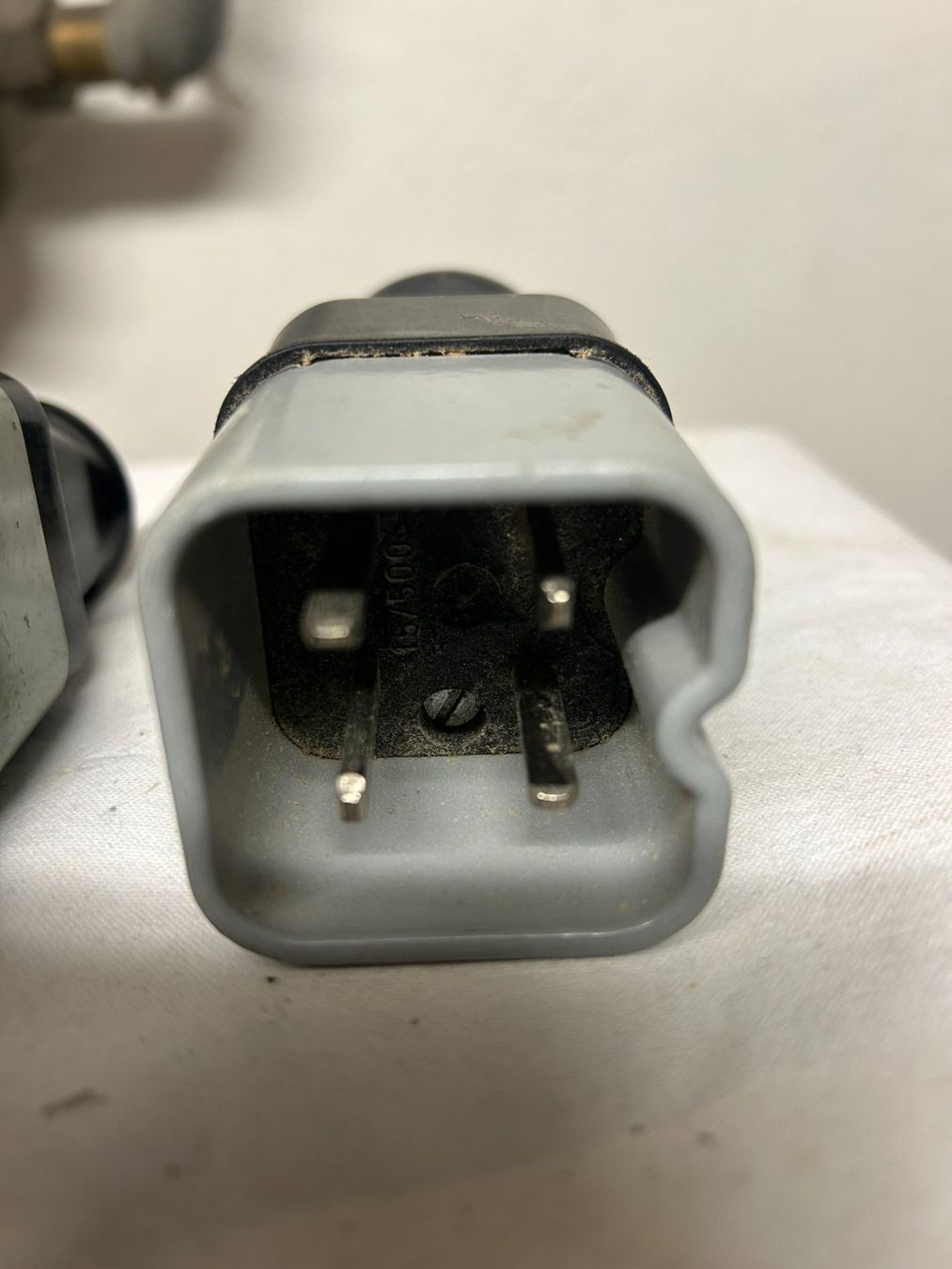 Spine: 3 Steckdosen, 1 Stecker – Usato da Luzern venduto da Hybase99 4