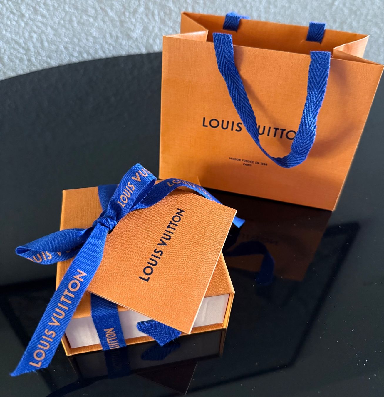 Louis Vuitton Profumi & Eau de Toilette: LOUIS VUITTON - Parfums - Box - Tasche – Nuovo e nell'imballaggio originale da St. Gallen venduto da aracne