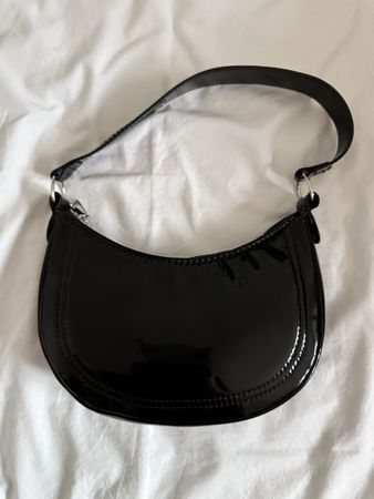 H&M Schwarze Lackleder-Umhängetasche