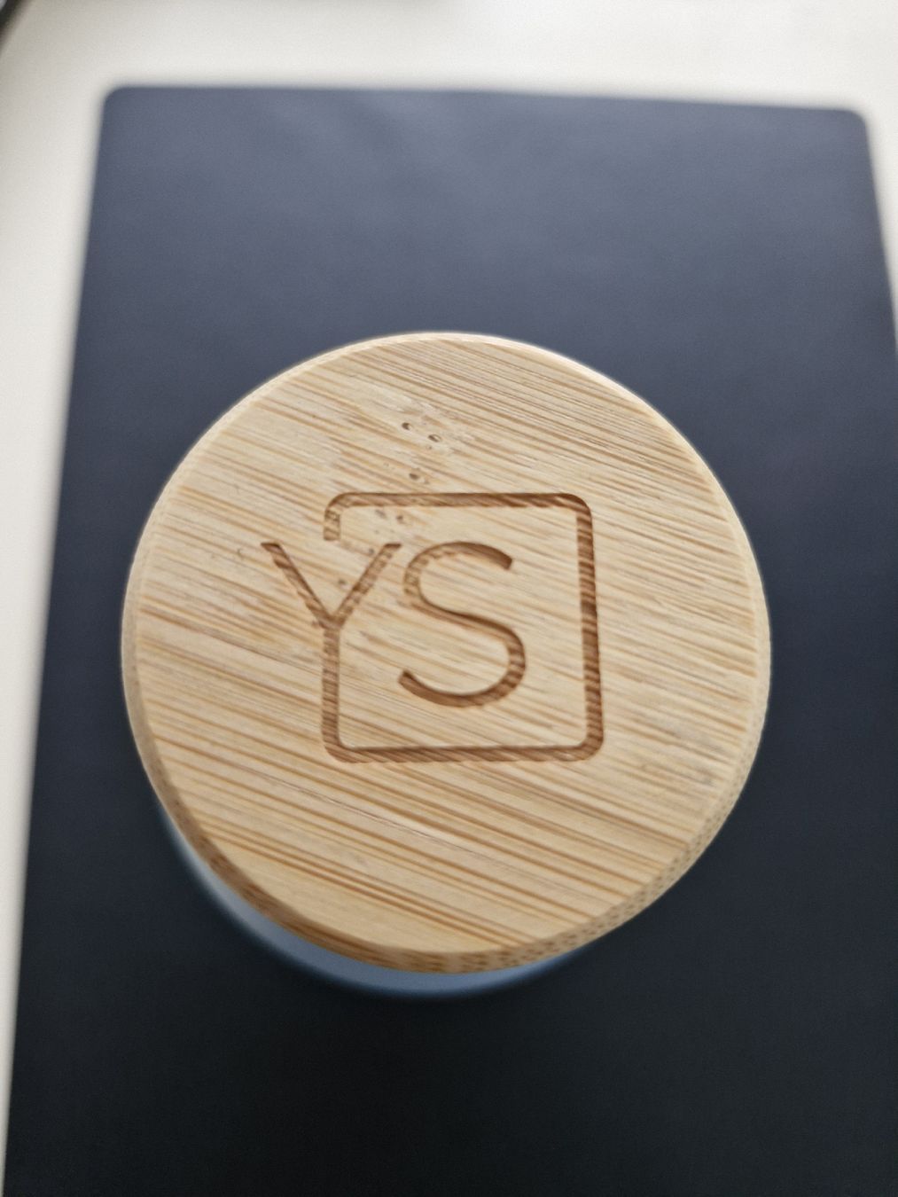 Borracce & Thermos: YourStarter Trinkflasche, ovp. neu, hellblau, Holzdeckel! – Nuovo e nell'imballaggio originale da Frauenfeld venduto da Kasico 1