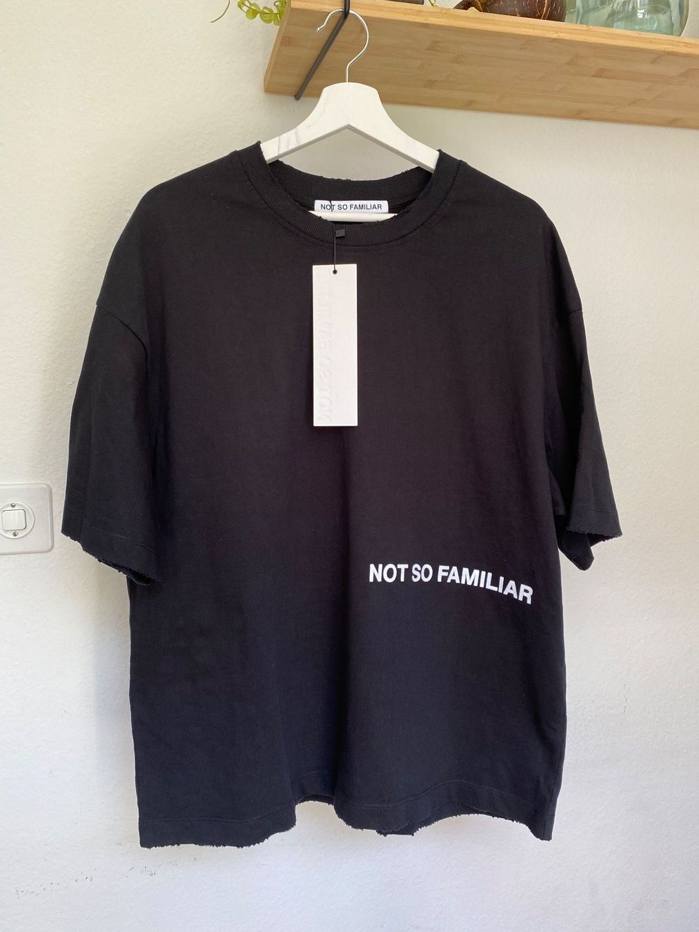 T-shirt: NOT SO FAMILIAR T-shirt – Nuovo e nell'imballaggio originale da Biel/Bienne venduto da Sommer_17 2