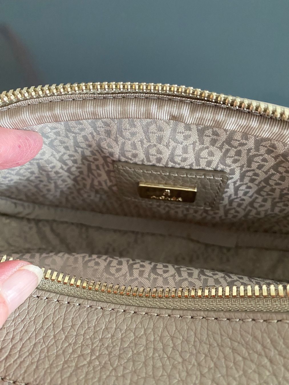 Aigner Taschen für Damen: Aigner Bauchtasche beige/ètoupe. NEU – Neu (gemäss Beschreibung) aus Zug von Pereromi 1