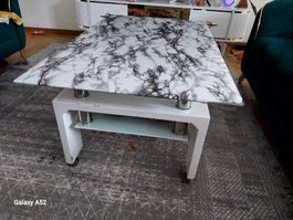 Moderner Sofatisch mit Glasplatte und Rollen