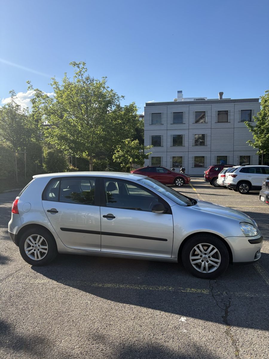 VW Automobili: Golf 5  – Usato da Genève venduto da bak_96wy 2