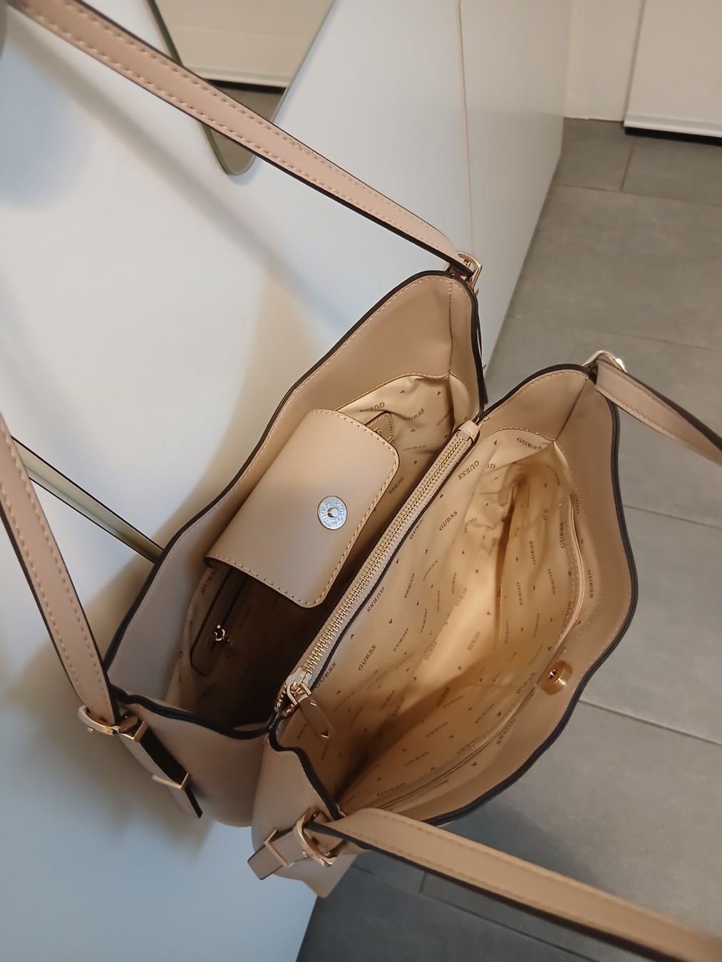 Guess Borse da donna: Guess Schultertasche – Nuovo (secondo la descrizione) da Birsfelden venduto da coccobello03 3