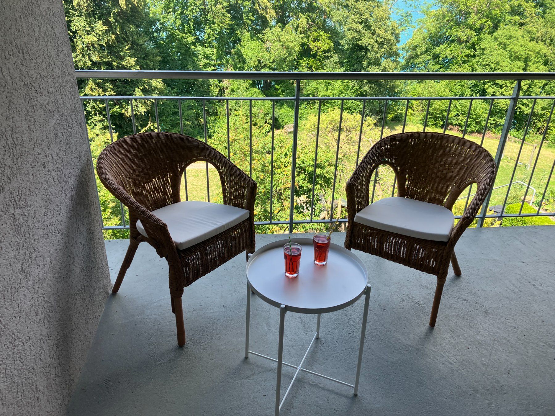 Ikea Sessel: Rattanstühle mit Tischli – Gebraucht aus Spiez von ChristianvG