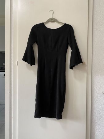 Robe noire élégante Relish – manches évasées – taille S