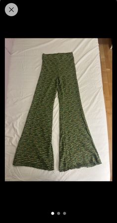 Stradivarius Grüne gemusterte Schlaghose Gr. S Grüne Schlagh