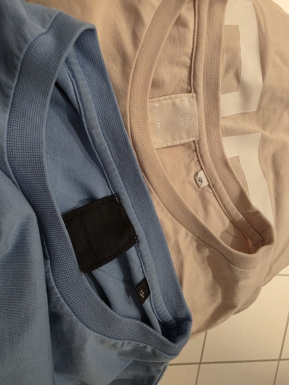Lots de vêtements: givenchy shirts, grösse 12+ – D'occasion à Mollis par DaKo79 3