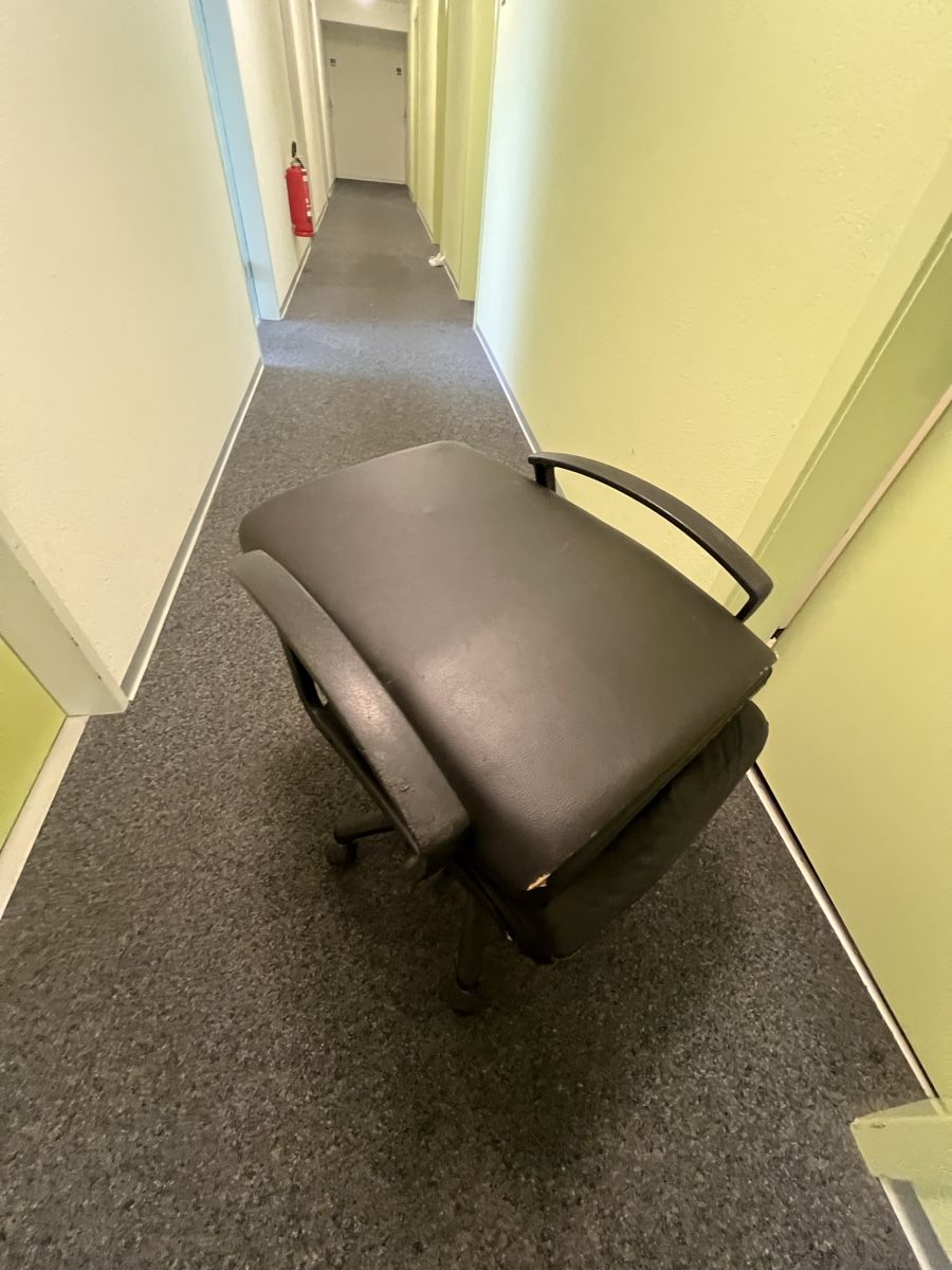 Poltrone: Black Leather Office Chair – Usato da Bern venduto da fen_7rn8 2