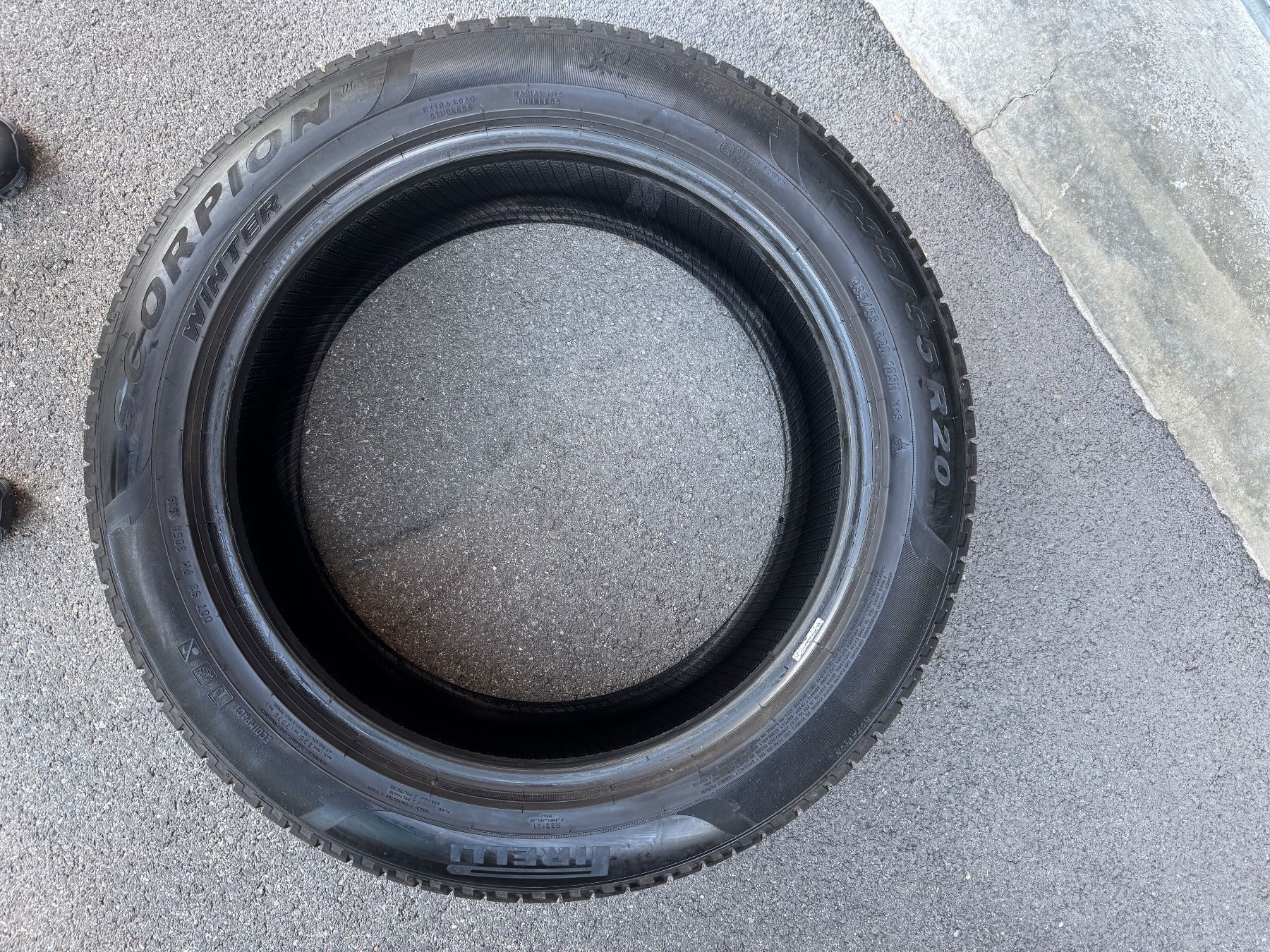 Pirelli Pneus & Roues: 235/55R20 – D'occasion à Widen par Dinero02 5
