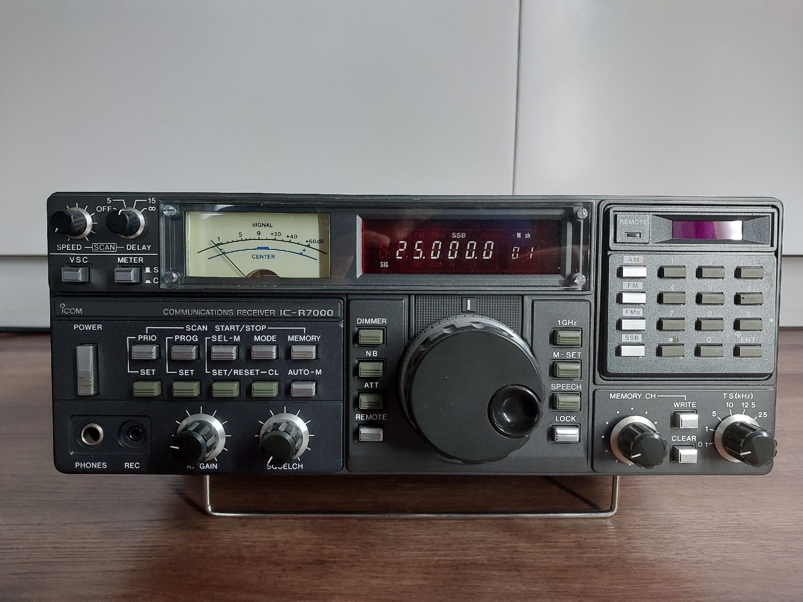 Icom Radiocomunicazione: Icom IC-R7000 Kommunikations-Empfänger – Usato da Eglisau venduto da HB9ELV