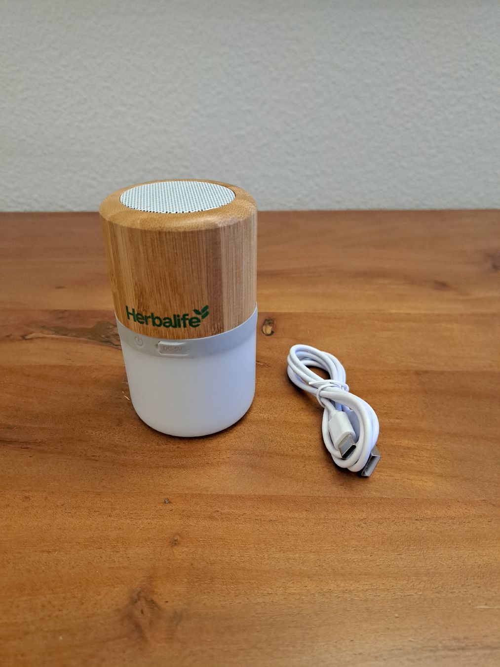 Casse acustiche: Herbalife Bluetooth Lautsprecher Bambus Design Neuwertig – Nuovo (secondo la descrizione) da Männedorf venduto da ste_9lfs