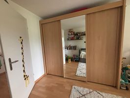 Kleiderschrank mit Schiebetüren und Spiegel
