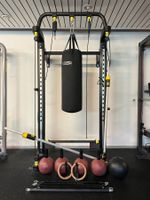 Technogym Omnia 3 Fitnessgerät mit diversem Zubehör