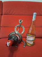 origineller Flaschenhalter aus Hufeisen und Metall