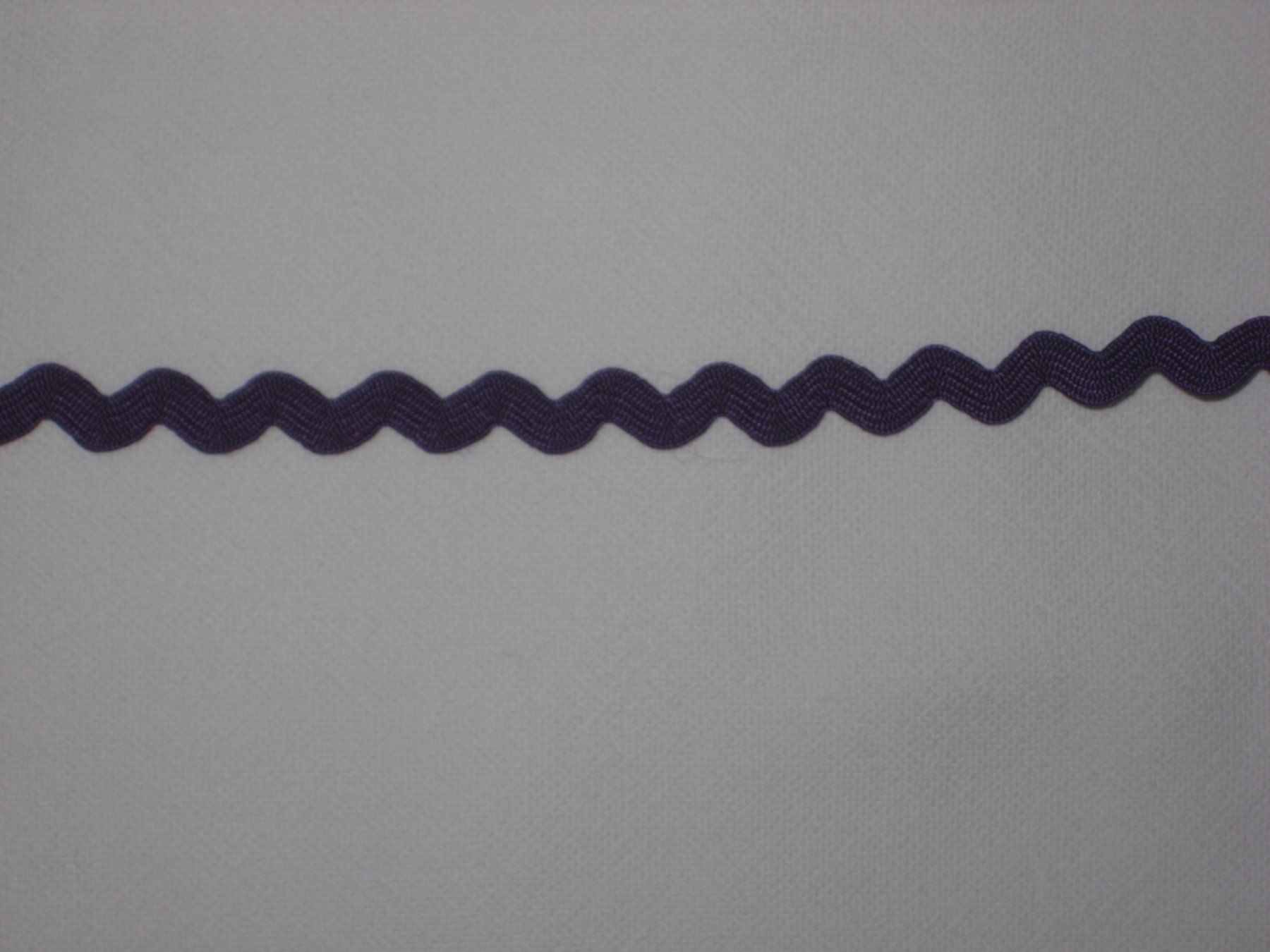 Nastri decorativi: Zick-Zack Band violett Polyamid 5mm breit – Nuovo e nell'imballaggio originale da Füllinsdorf venduto da Schlupp 1