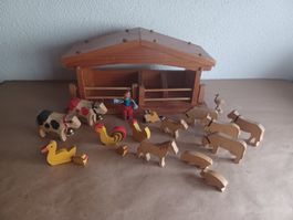 Alter Holzstall mit 16 Holztiere und 1 Figur.