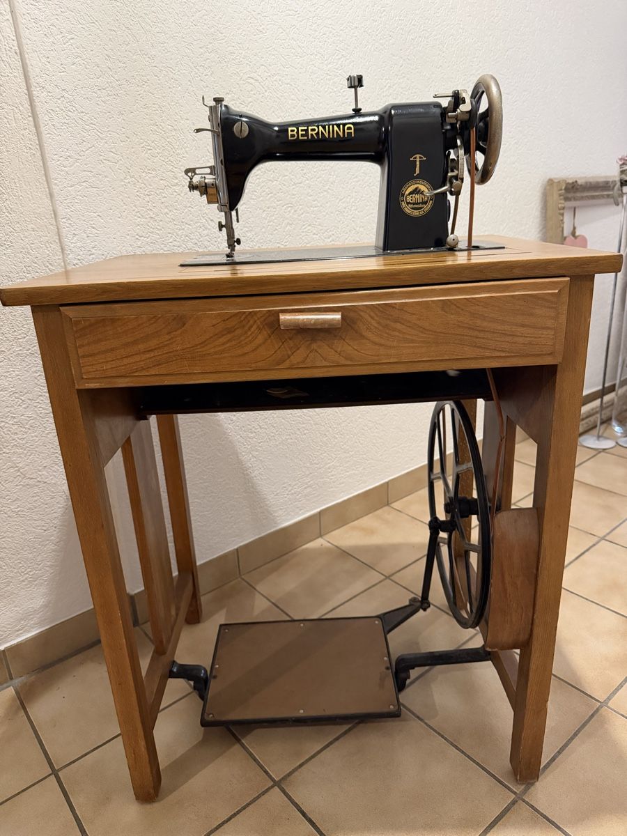 Bernina Macchine da cucire: Nähmaschine Bernina KL105 – Usato da Läufelfingen venduto da AppleVollgas