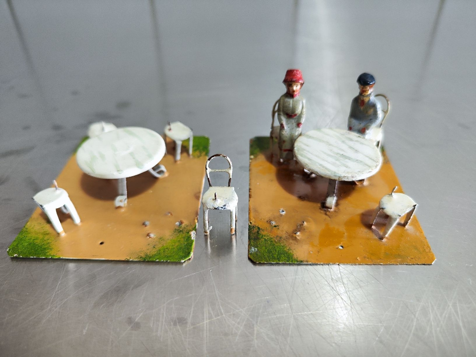 Märklin Modelleisenbahnen: Märklin, chaises et tables + 2 figurines – Defekt aus Genève von baker02