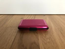 Kartenetui aus Aluminium: pink, stabil & leicht