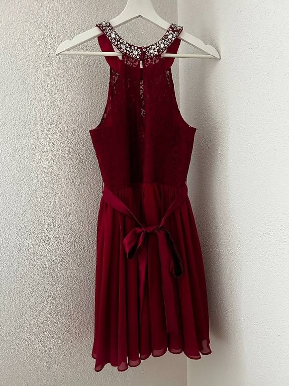 Robes: Cocktailkleid mit Pailettenkragen – D'occasion à Schüpfheim par car_7slp 1
