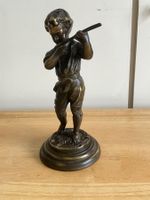 Bronzefigur,Junge mit Flöte