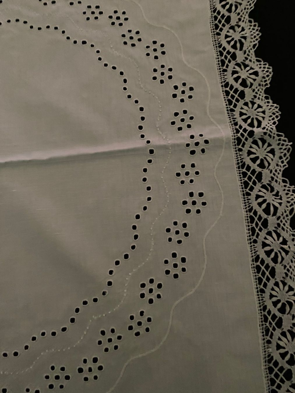 Sonstige Tischwäsche: Deckchen/Mitteldecke weiss mit Spitzen – Gebraucht aus Allenwinden von Obalu 2