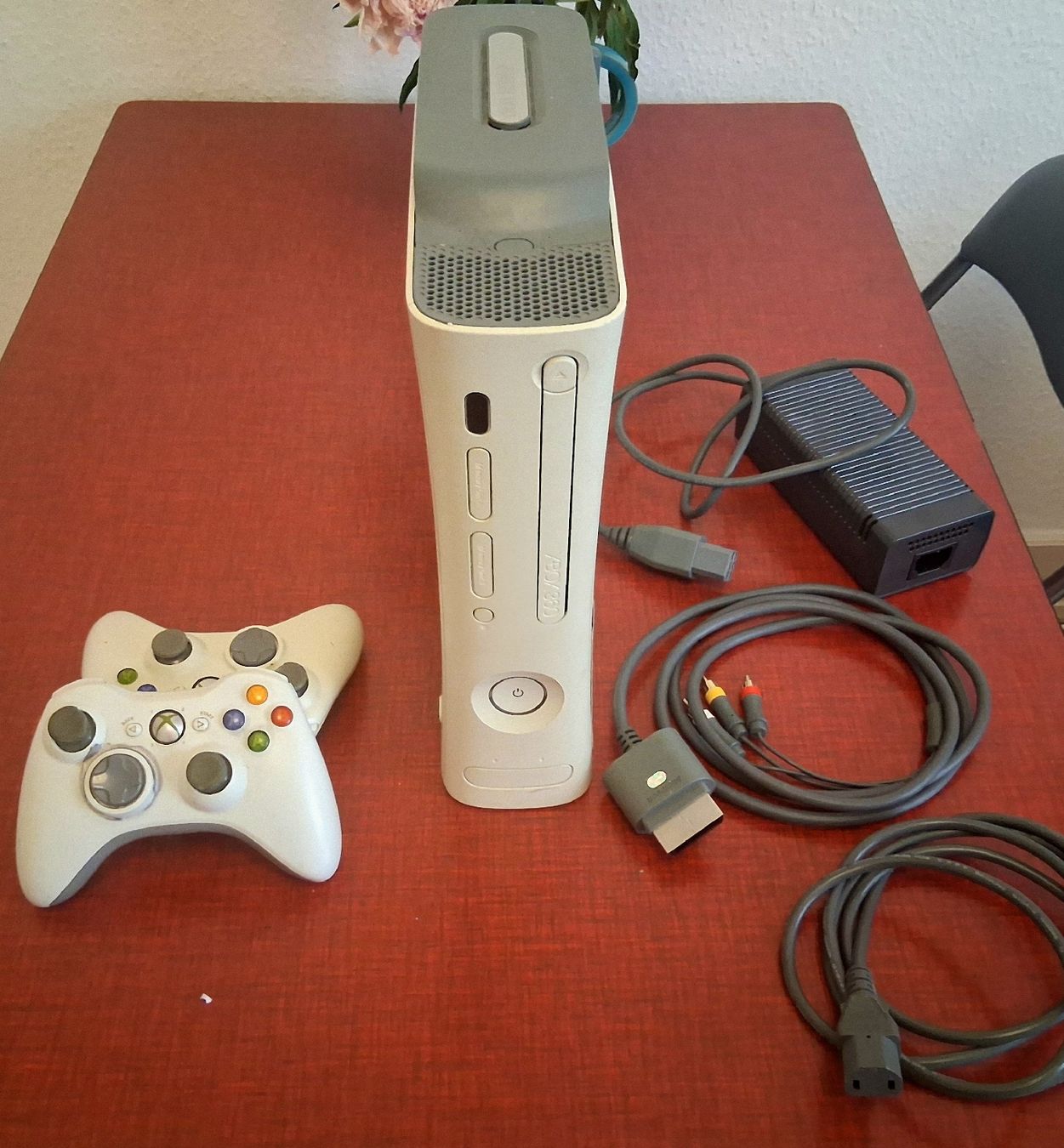 Microsoft Console: Xbox 360 + 2 manettes + câbles  – Usato da Carouge GE venduto da par_fzg6