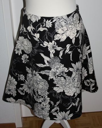 Jupe Rock H+M schwarz - ecru florales Muster  Gr. 40 NEU