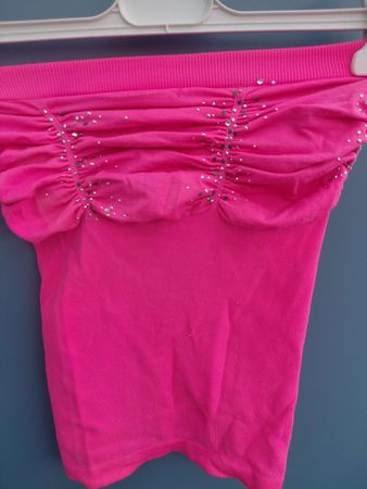 Gekleidet in Pink: Ein Sommer-Top mit Glitzer-Akzenten
