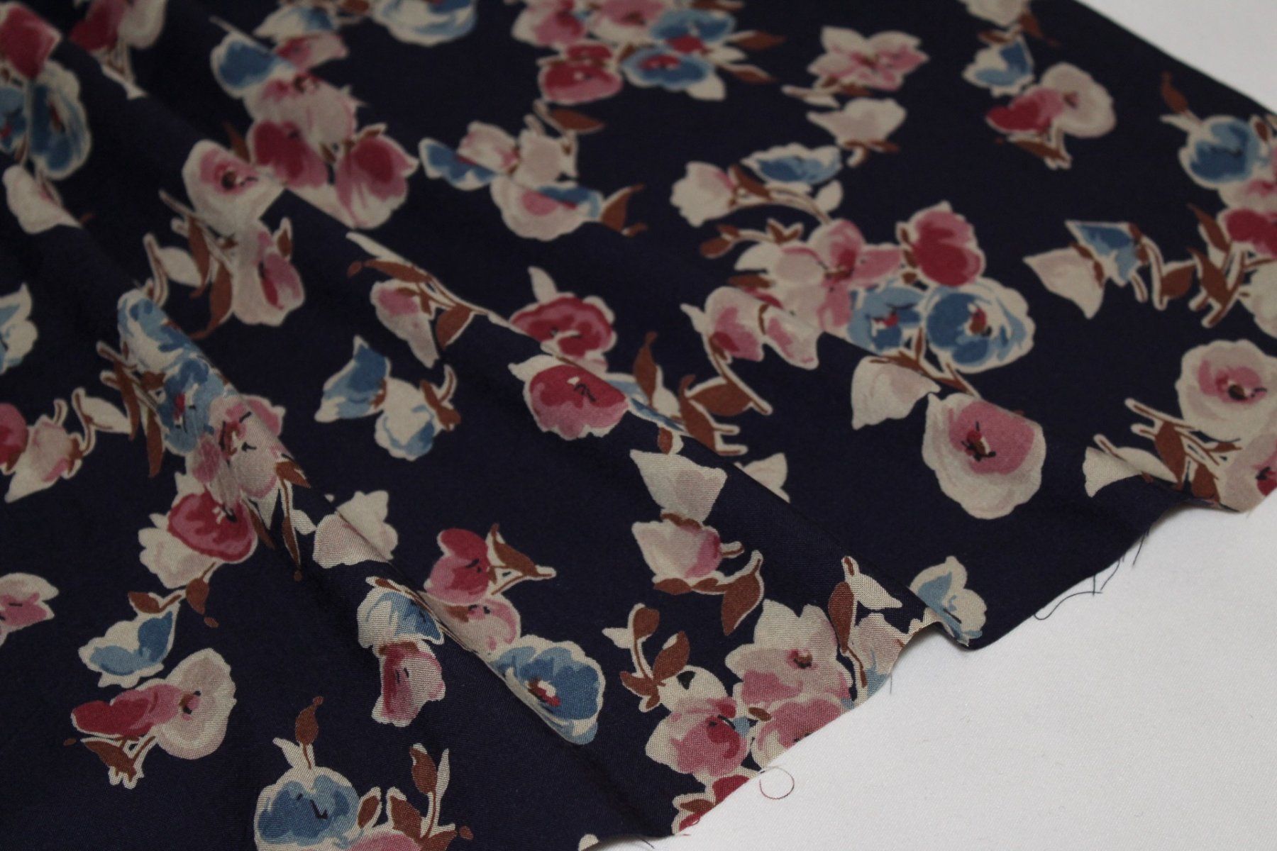 Tessuti: Stoff Kleiderstoff Viscose d.blau/Blumen – Nuovo (secondo la descrizione) da Obfelden venduto da solomon111