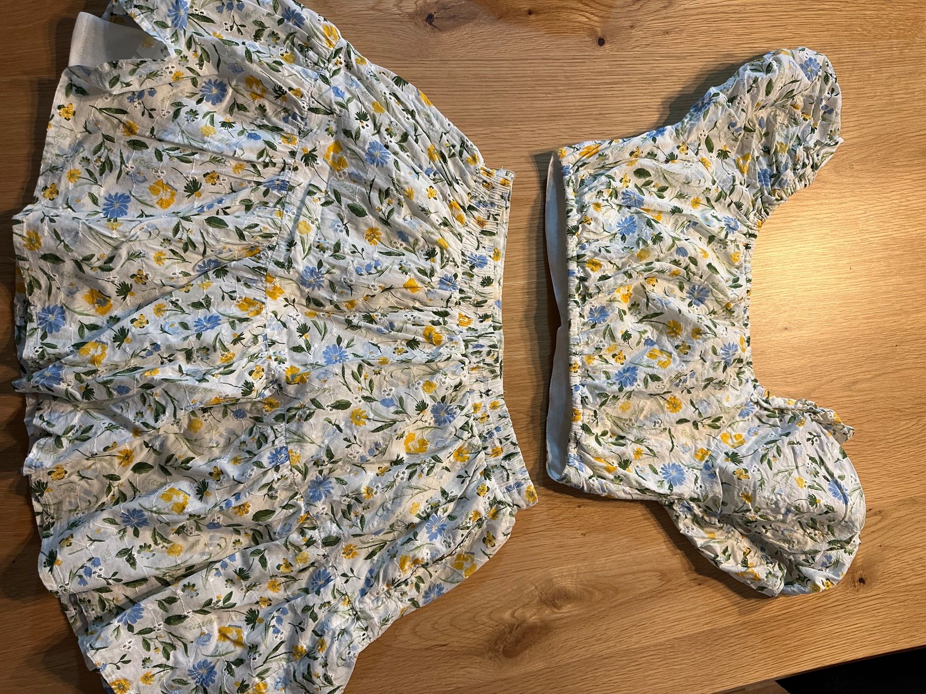 Lotti di vestiti: Minirock und Oberteil Carmen Set – Usato da Zürich venduto da kar_fq2c 1