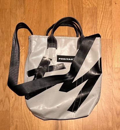 F202 Leland FREITAG grau mit schwarzem Logo guter Zustand