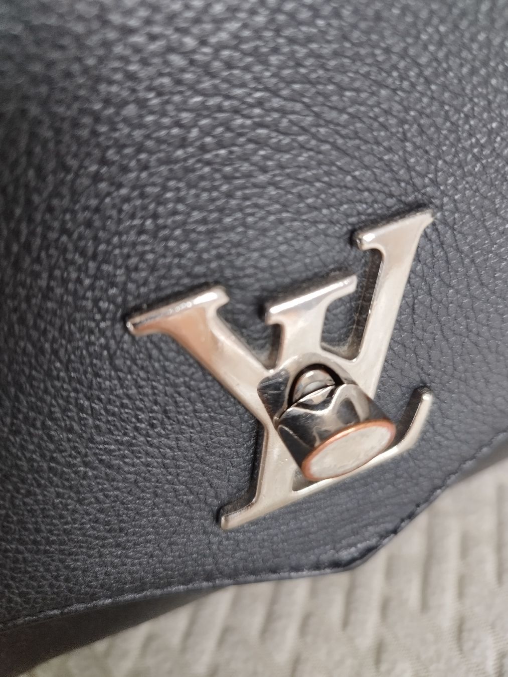 Louis Vuitton Taschen für Damen: Louis Vuitton Lock Me  Black Leather Shoulder Bag, stylish! – Gebraucht aus Silvaplana von gin_h6nz 2