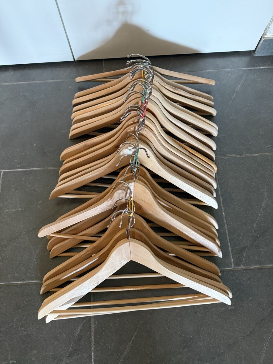 Ikea Appendiabiti: Kleiderbügel Holz IKEA 25 Stück – Usato da Dübendorf venduto da suhei75
