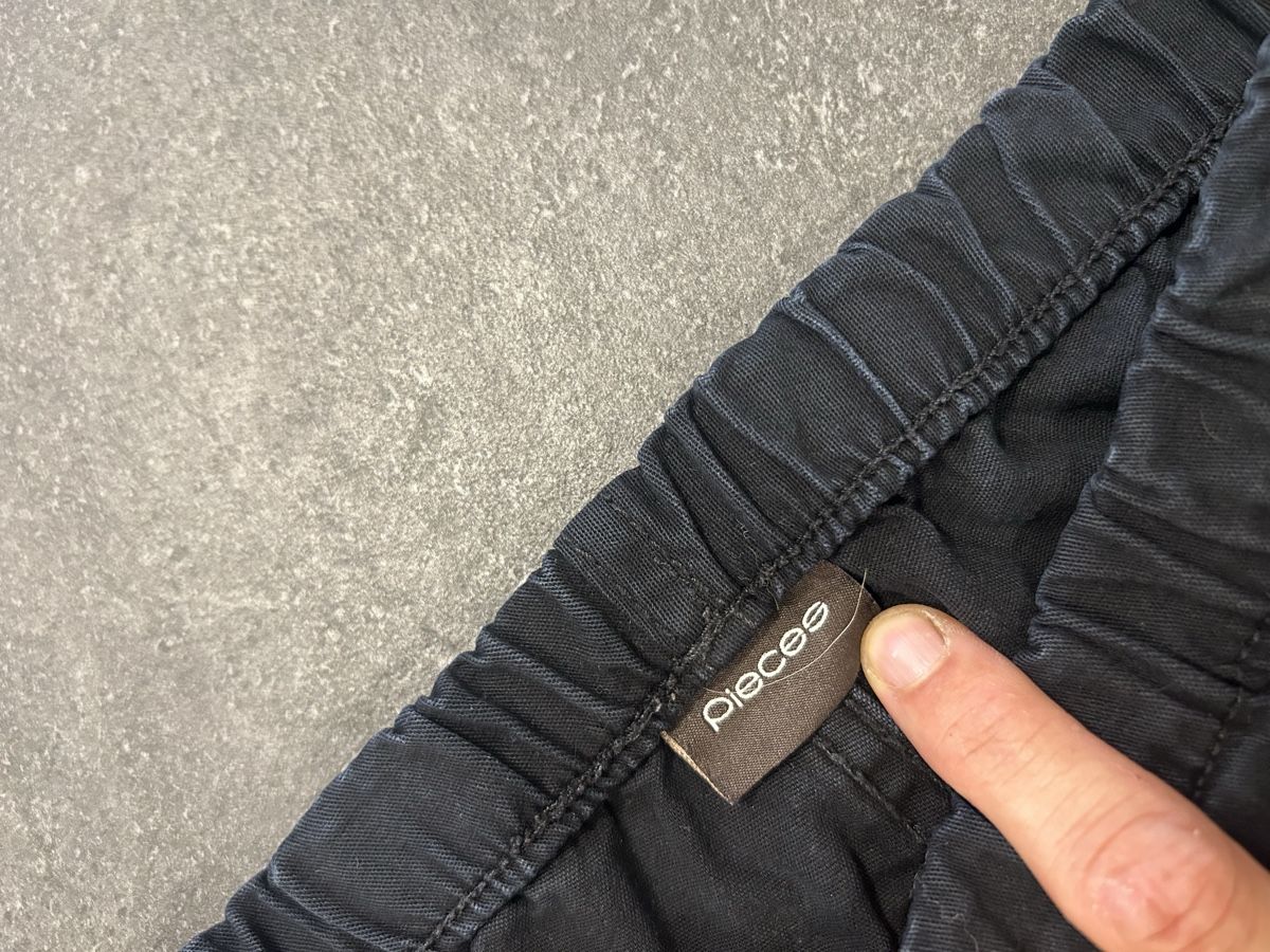 Pantalons: Pantalon noir Pièces  – D'occasion à Bôle par sev_n85b 1